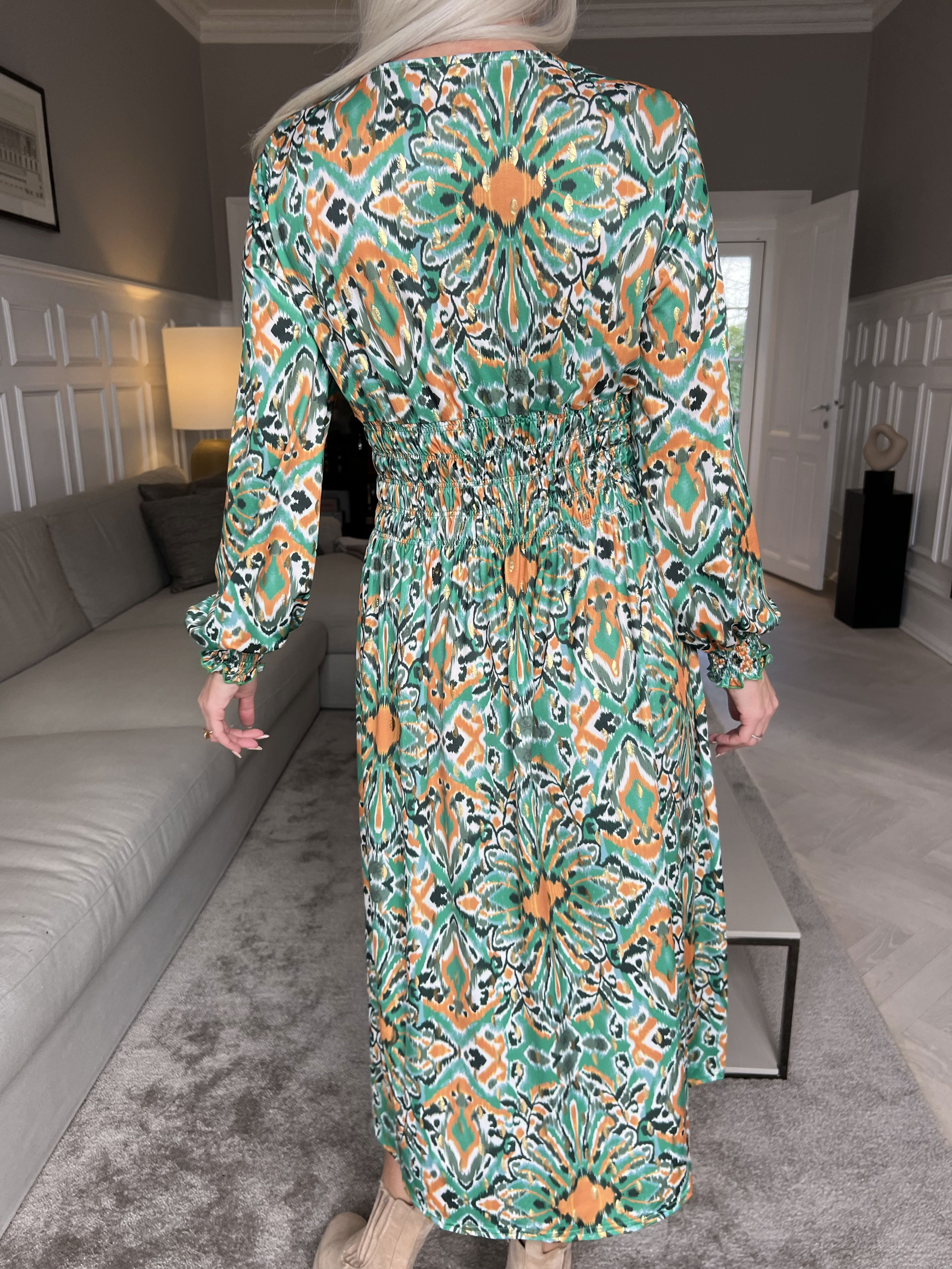 Pams Peacock Midi L/S - Elastisk mønstret kjole i krølfrit stof